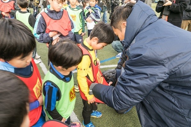 参加した子どもたちにサインする