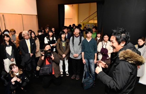 イベントリハーサル前に大阪芸術大学の学生らにレクチャーするチームラボ代表取締役の猪子寿之