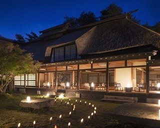 ｢星野リゾート 青森屋｣の古民家レストランに工芸品灯る