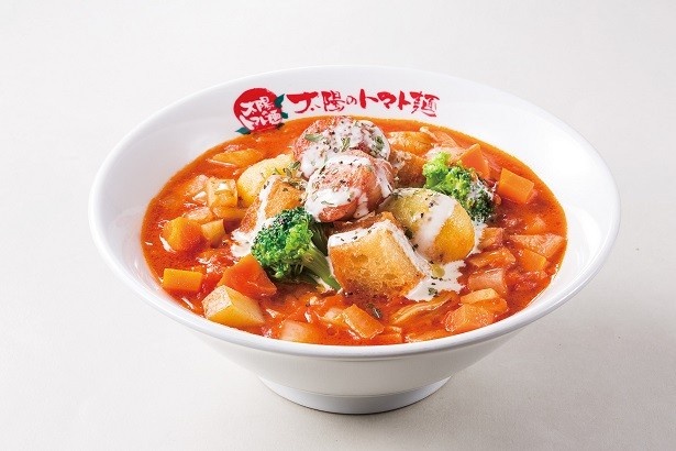 【写真を見る】野菜たっぷりのミネストローネにチーズがとろ～り