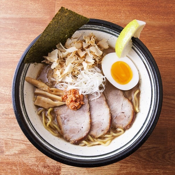 鮭ぶしから取った鮭だしスープが特徴、麺匠赤松の「和こく鮭だし醤油スペシャル」(1080円)