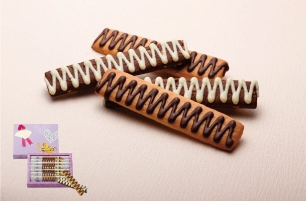 ローストアーモンドクッキーにミルクチョコレート、チョコレートクッキーにホワイトチョコレートをかけたスティック状のクッキー「チョコがけクッキー」(7本入540円)
