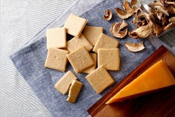 “キノコの王様”とも称されるポルチーニ茸を使用した「ポルチーニ＆ゴーダクッキー」(10枚入918円)