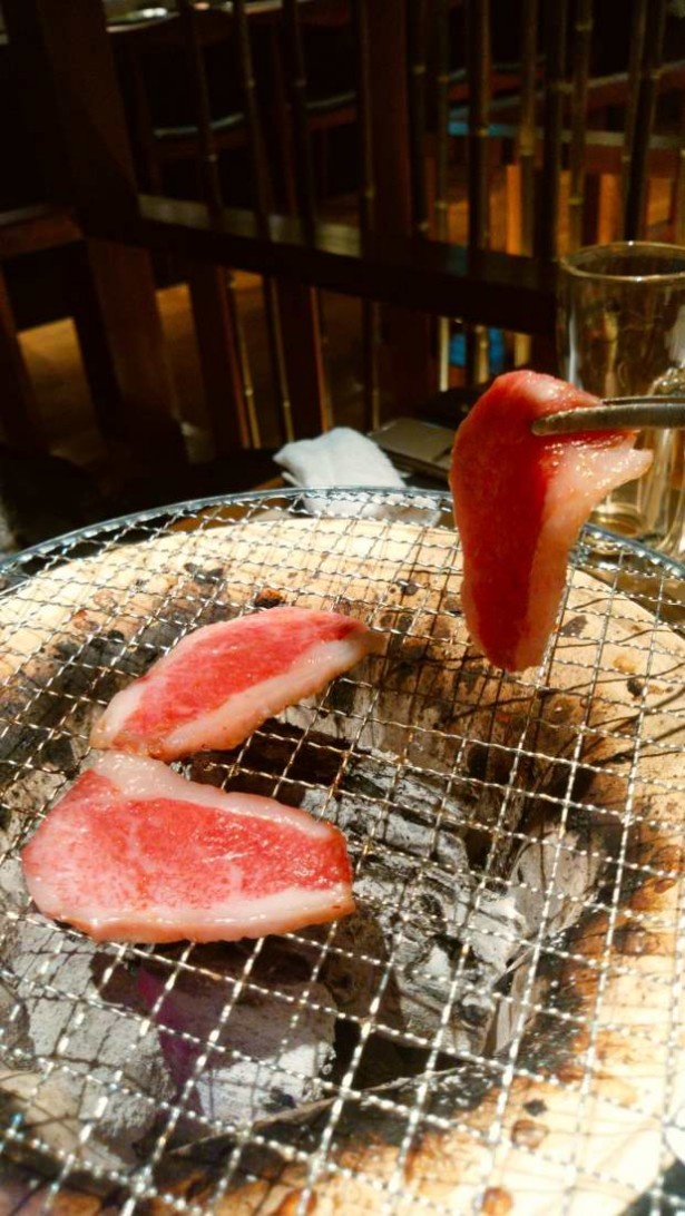 テーブルに七輪を置き、備長炭で肉を焼く。肉を最もおいしく食べる方法だそう。もちろん煙対策も万全