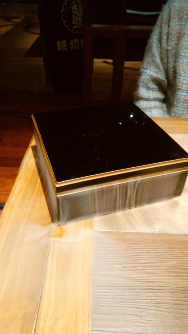 テーブルに運ばれてきたのは煙を漂わせた美しい箱。果たしてその中には？