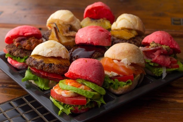 紅白のバンズとお正月限定の具材がポイント！エーエス クラシックス ダイナーの「開運 『BURGER OSECHI 2017』」(2500円)