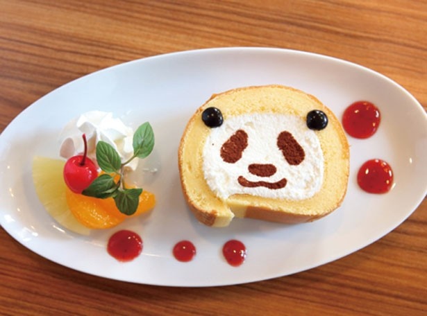 スフレ生地が絶妙なロールケーキ/しろくまカフェ in Takadanobaba「パンダロールケーキ」(700円)