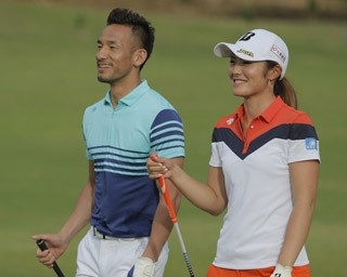 中田英寿と女子プロゴルファー渡邉彩香が初ラウンド「ドライバーは使わない。それが僕のゴルフ」