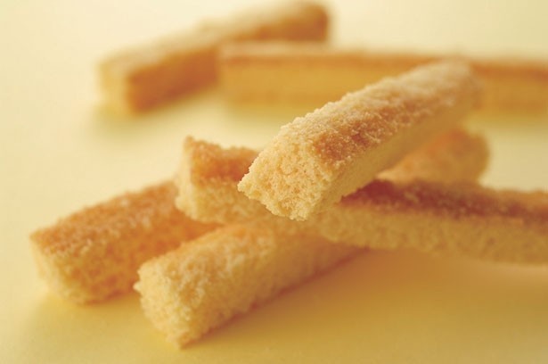 長崎堂の「カステララスク 小」(7本入り648円)は、あっさりとした甘味と、ほろっとした食感が魅力