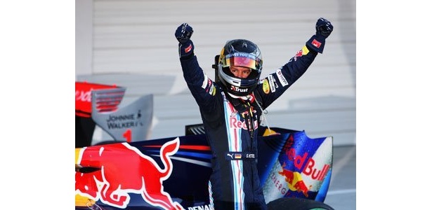 天王山のレースで優勝し、パルク・フェルメ（検車場）に帰ってきたベッテル選手。ガッツポーズが板についてきた