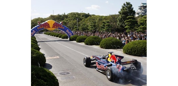 大阪城公園を爆走するレッドブル・レーシング。パイロットは昨年引退した伝説のドライバー、デビッド・クルサード