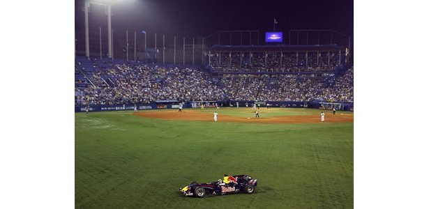 神宮球場のヤクルト×阪神戦に登場したレッドブル・レーシング。５回裏ヤクルトの攻撃の後、世界初の球場ランを決めた