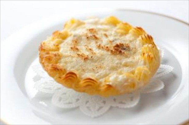 帆立貝と海老をレースのようにあしらったマッシュポテトと一緒に香ばしく焼き上げた「帆立貝のコキーユグラタン」(2900円)