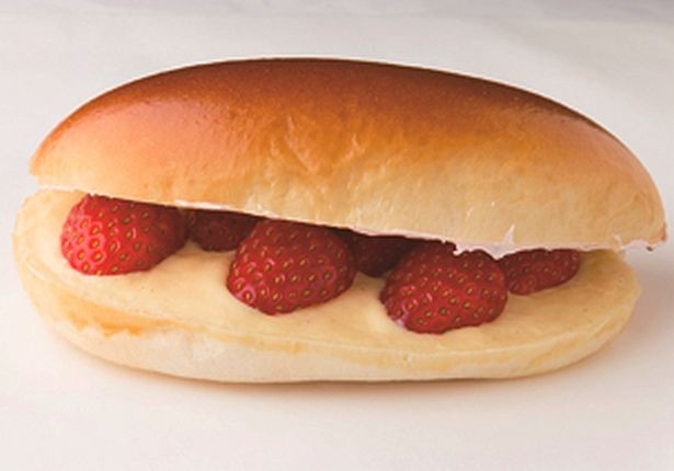 「パンの田島 綱島店」新作の「いちごとカスタード」(300円)