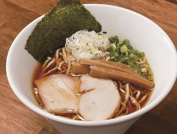 【写真を見る】シンプル淡麗系！「まるもり製麺」の「正油らーめん」