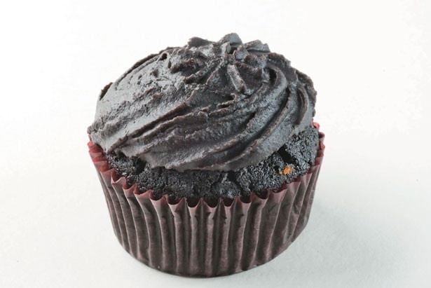 黒ビールとビターチョコを合わせた、BAKE ROOMの「ブラックスタウトケーキ」