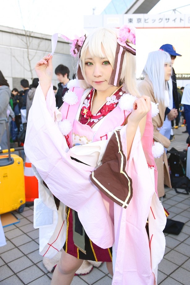「白猫プロジェクト」のツキミに扮する みんたさん
