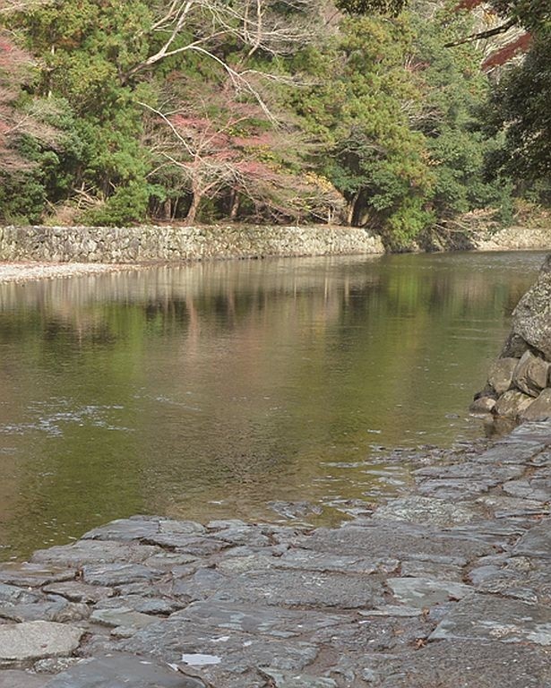 【写真を見る】神路山・島路山を源とする五十鈴川上流に鎮座し、宇治橋から東へと続く参道は深い森に包まれている