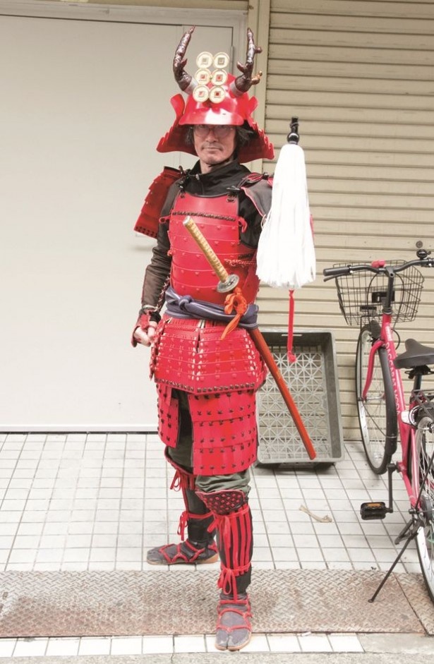 【写真を見る】真っ赤な鎧を着たパン屋さんの店主