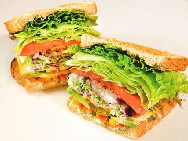 【写真を見る】「＆sandwich.(アンド サンドイッチ)」の「やさいのサンドイッチ」(1000円)