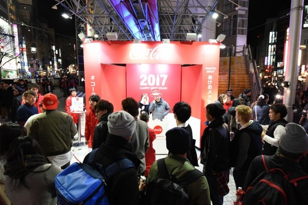 日本コカ・コーラは、渋谷の109 イベントスペースでサンプリングやフォトスペースなどを設けカウントダウンを盛り上げた