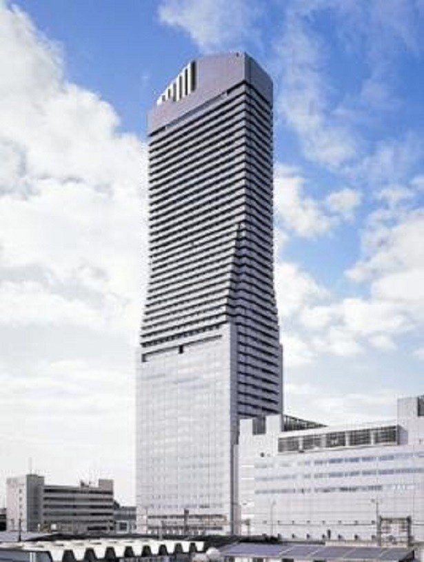【写真を見る】地上200m、51階建てのホテル大阪ベイタワー