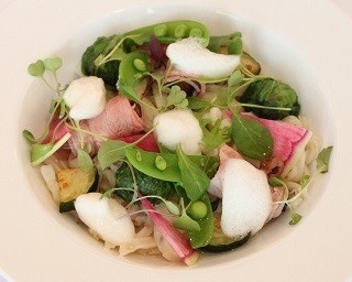 料理コンテスト最優秀賞の「“UDON”salade」が期間限定で登場！
