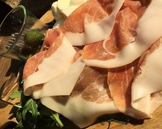 カジュアルイタリアンでプロシュートてんこ盛りとマルゲリータピザ食べ放題！