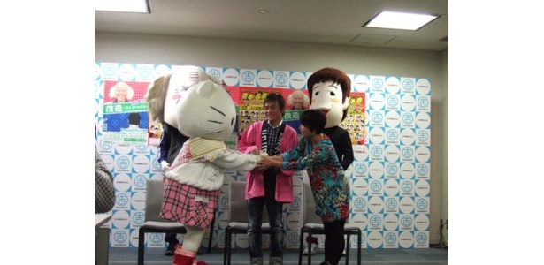 記者会見では、島田さんがキティちゃんにギャグを伝授するシーンも