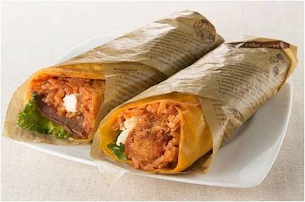 エビフライとローストビーフを卵で巻いてオムライス風に。洋食や 三代目 たいめいけん「ワンハンドオムライス」1月25日～2月3日販売(2本1200円)