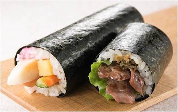 2つの仙台名物を味わえる、よくばりな1本。牛たん かねざき「笹かまと牛たんのハイブリッド巻」2月2日・3日限定※限定数あり(1本1800円) 左:笹かま/右:牛たん