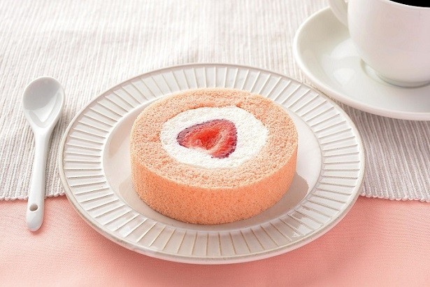 【写真を見る】「プレミアム あまおう苺のロールケーキ」(210円)