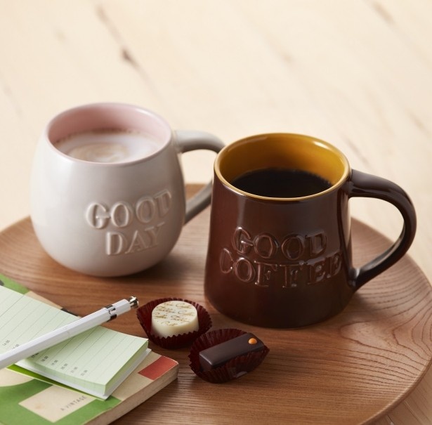 「グッドデーマグ(ミルクグレー)」と 「グッドコーヒーマグ(ブラウン)」(各1350円)を合わせると“美味しいコーヒーを飲んで、素敵な1日を過ごしましょう”のメッセージが