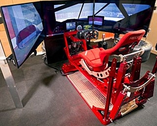 レースをバーチャル体験！西日本初のドライブシミュレーターが登場