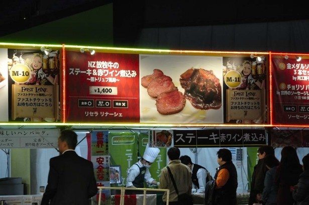 NZ放牧牛のステーキや国産低脂肪牛100%ハンバーグの6種食べ比べなど、ヘルシーな肉も。アカミニストにも人気だ