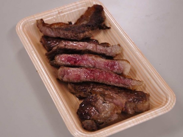 堂島精肉店の「厳選！国産牛ロースステーキ」。赤身と脂肪のバランスがよく、口の中で肉汁があふれだす
