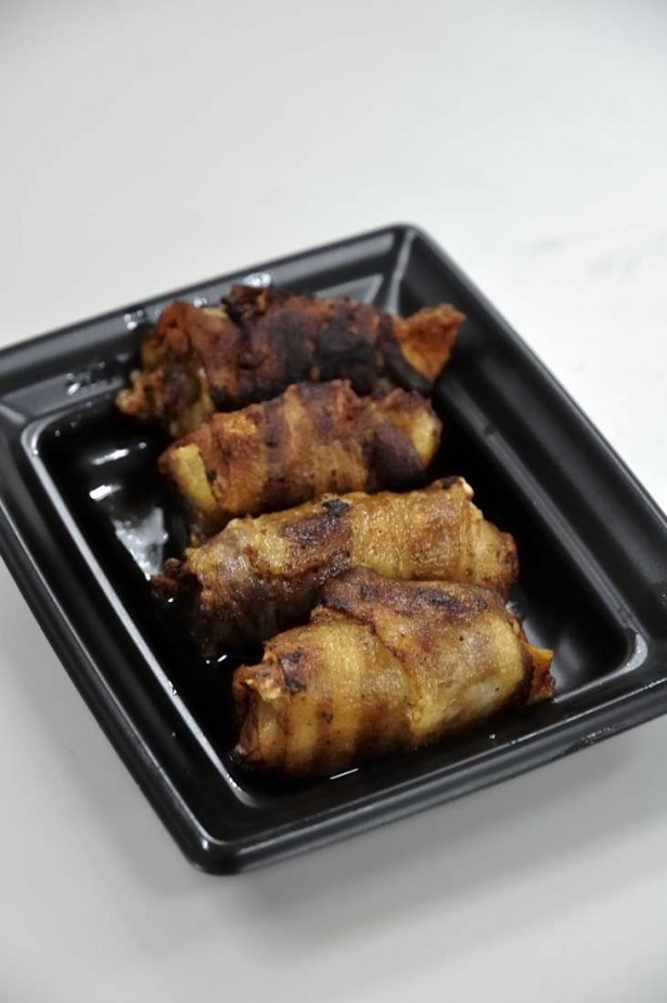 札幌マルエス食堂の「新札幌名物 肉の爆弾 肉巻餃子」。外はカリッと、中はジューシー。名物「神のラー油」で食べれば一層美味