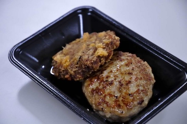国産牛と白金豚を使った肉屋 格之進の「格之進こだわりのハンバーグ＆メンチカツ」。ジューシーなおいしさの秘訣は肉の配合にあり