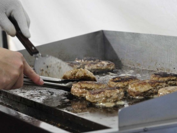 肉はすべて店頭で調理され、できたてが食べられる。写真は肉屋 格之進の「格之進こだわりのハンバーグ」