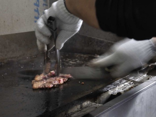 店頭で調理された肉の香りが、一層食欲をそそる。写真は堂島精肉店の「厳選！国産牛ロースステーキ」