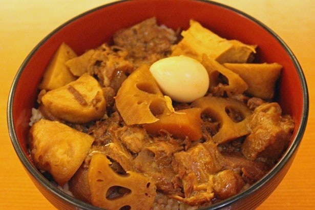 華祭の「牛すじちゃんこ丼」(630円)。第4代横綱、谷風梶之助が持つ江戸時代一の連勝記録、63勝にちなんだ特別価格で提供！ ※1日9食限定、11～14時半提供