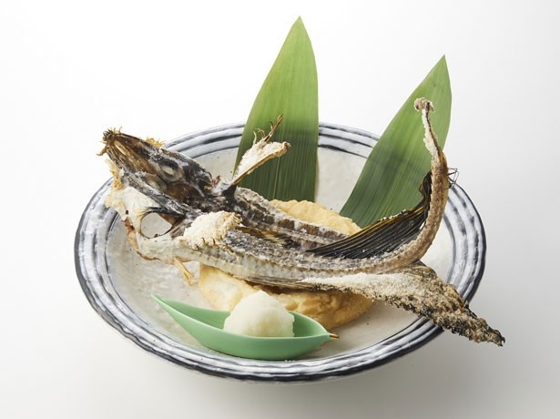 七代目 卯兵衛の「『雲龍』の八角塩焼き」(1296円)。龍のような八角を香ばしく焼き上げ、第10代横綱、雲龍久吉の土俵入りをイメージ