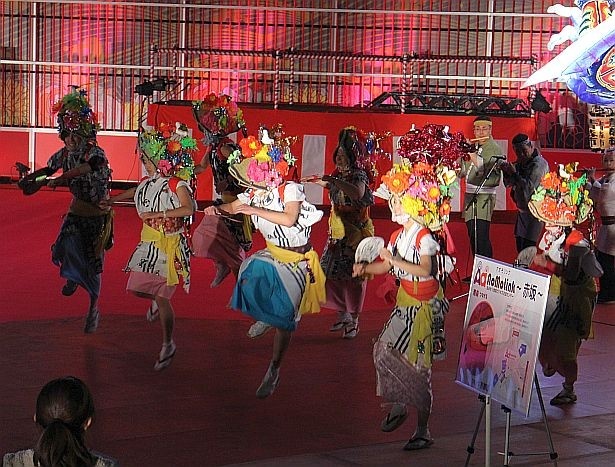 【写真を見る】ねぶた祭りのハネトがダイナミックに踊る！