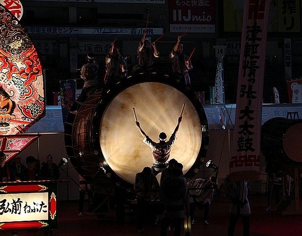 ご当地の味も堪能しつつ、迫力満点の祭りを楽しもう！