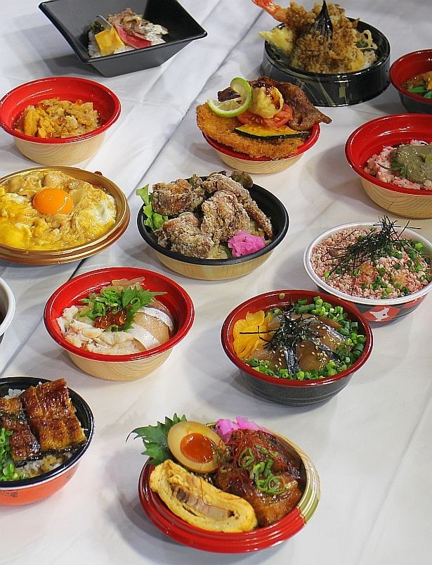 【写真を見る】15丼で頂点を競うイベント「全国ご当地どんぶり選手権」が開催！