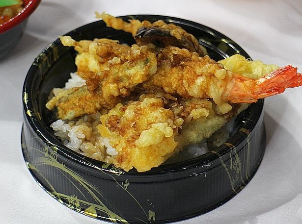胡麻の風味香る「小田原 黒天丼」(神奈川県)