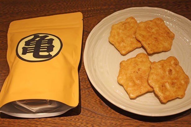 富士見堂の「亀仙べい」(590円)。亀仙流の道着をイメージしたパッケージに、甲羅型のせんべいをイン！ ※数量限定