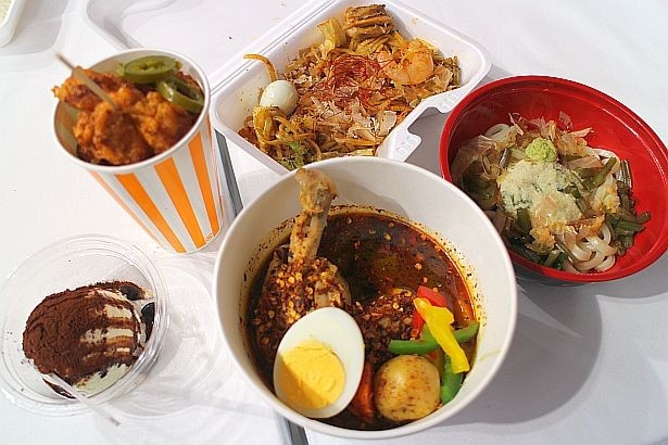 【写真を見る】激辛コロシアムに登場する「柔らか鶏肉と野菜のハバネロスープカレー」「激辛ハバネロアイス」など