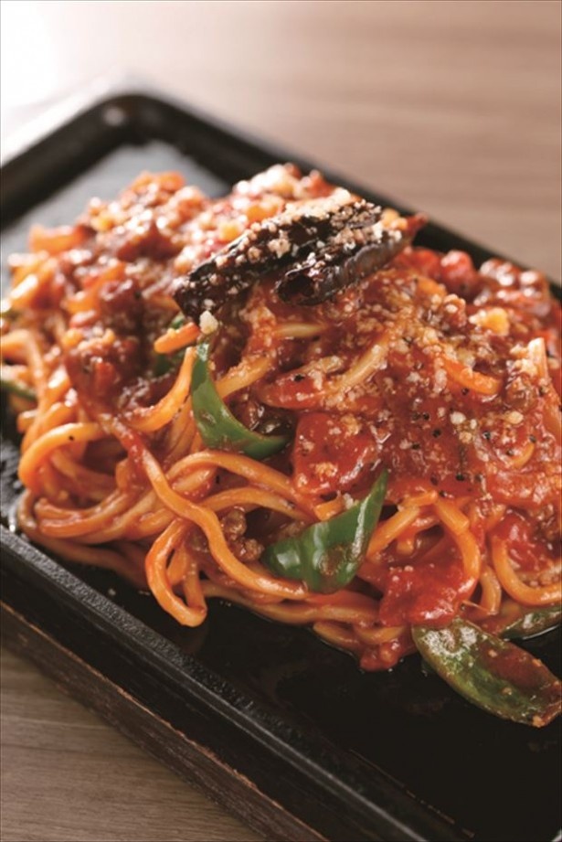 「GINZA STEAKバル DAIGO」の粗びき黒胡椒がピリッと効い た「大人のナポリタン」(980円)