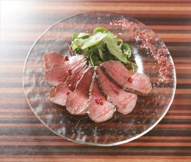 「焼肉 HEIJOUEN 銀座六丁目店」の「ワインソルトとロース ト牛タンのカルパッチョ」(1480円)